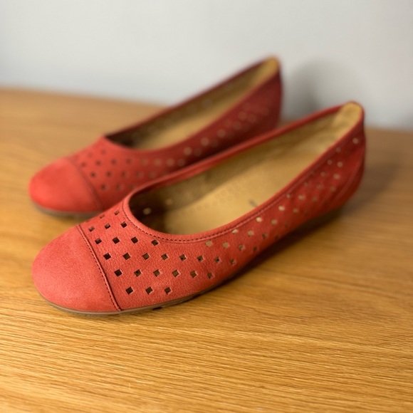 Gabor Ruffle Punched Detail Flats - Picture 2 of 8